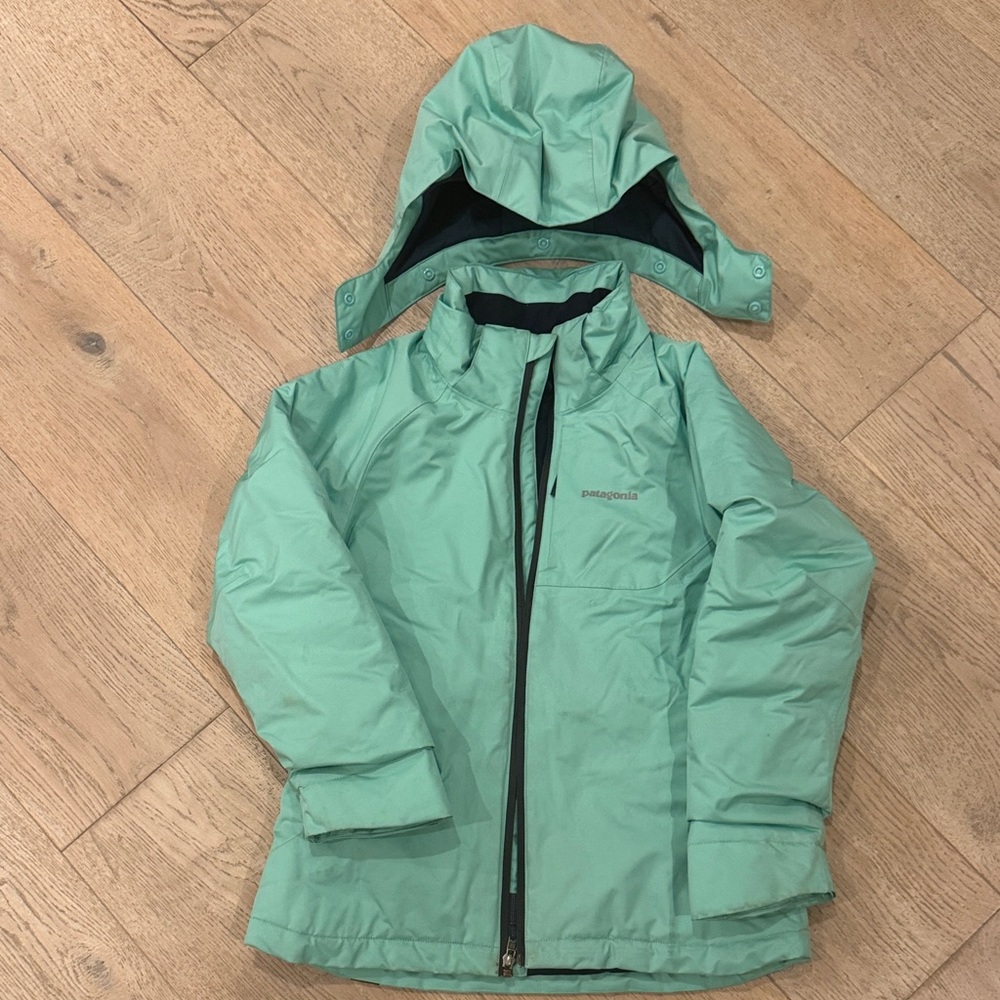 Kids Patagonia mint Green ski Jacket. Waterproof. Size 10